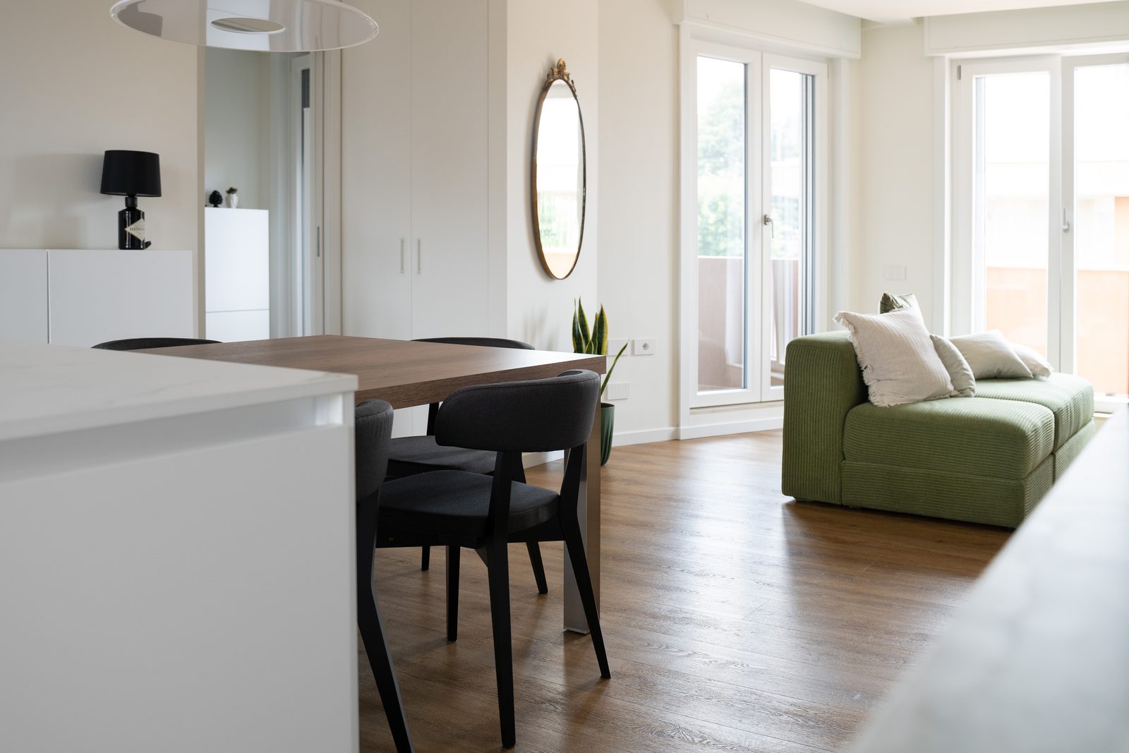 Zona giorno Habita con cucina a isola e affaccio sul balcone